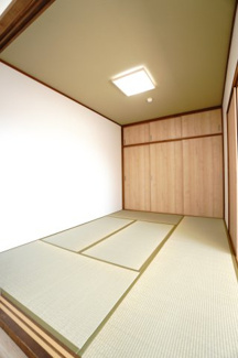 【和室】 |  【上質リフォーム】ローレルコート古江 | 【Japanese-style room】
リビングに隣接した和室。
冬はコタツを置いたり、優しい畳の感触は
赤ちゃんのお昼寝にもぴったり！
居室スペースとしてだけでなく、客間としても活用できます。