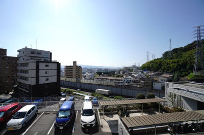 【展望】 |  【上質リフォーム】ローレルコート古江 | 【四季を感じる】
四季の移ろい・爽やかな青空や風を感じられ
自然を愉しめるパノラマビュー。
毎日の暮らしに余裕を感じさせてくれる、
遮る物の無い開放的な眺望を是非、ご堪能ください。