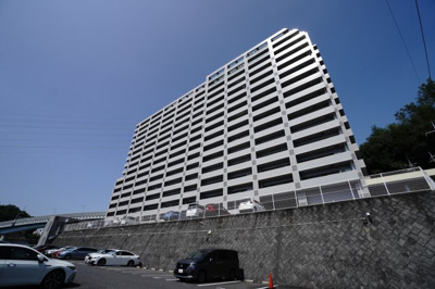 【外観】 |  【上質リフォーム】ローレルコート古江 | 【耐震性】
耐震性の高さを判断するポイントは、
建築確認申請日が1981年6月1日以降の
新耐震基準に適合しているかどうか。
震度６程度の大地震でも
建物が崩壊しないレベルが基準になりました。