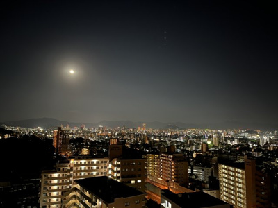【展望】 |  【上質リフォーム】ローレルコート古江 | 【Night View】
物件からの夜の景色は、隠れ夜景スポットのよう。
お仕事から疲れて帰ってきて、この夜景を楽しめるのも
この立地ならでは。
もう少し早い時間のサンセット夜景もキレイかも。