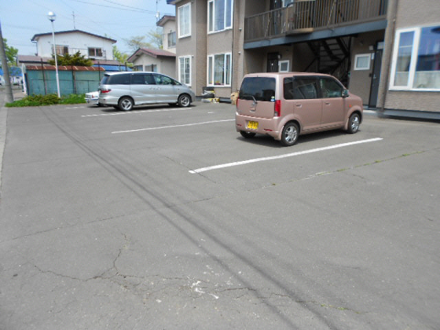 拓穂ハイツ (新開)の駐車場