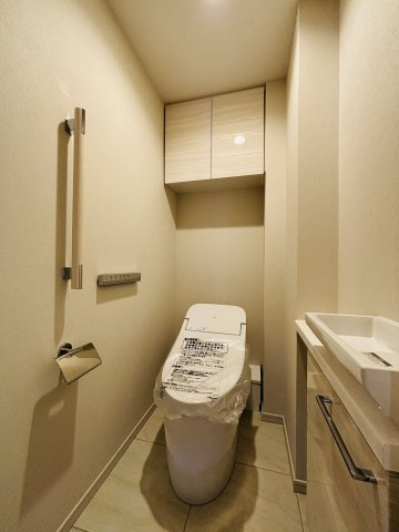 小さな手洗いボウルや、吊戸棚が設置されたお手洗い。