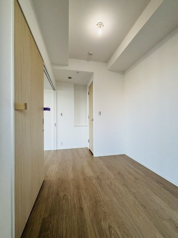 約5.0帖の洋室には、大型のWICがございます。