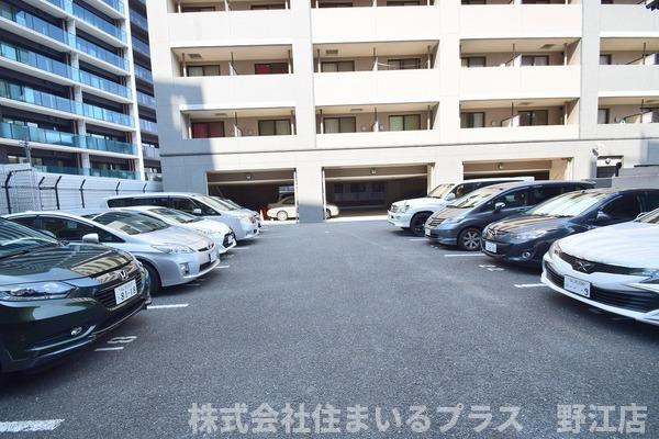アルバＴの駐車場