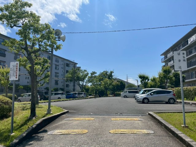 富田団地71号棟の駐車場