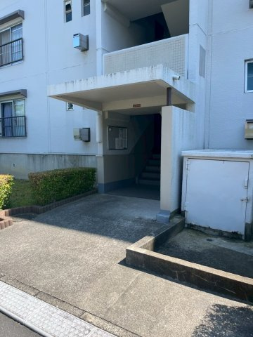 富田団地71号棟のエントランス