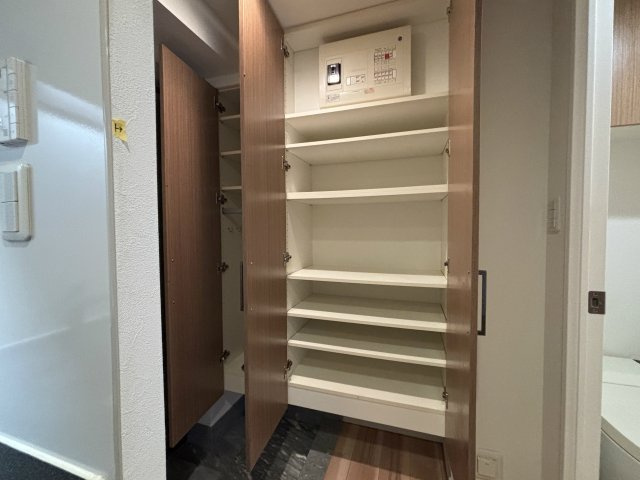 ユニーブル世田谷明大前の玄関|シューズボックス