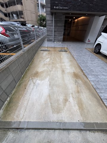 クーヴェルコート薬院駅前の駐車場