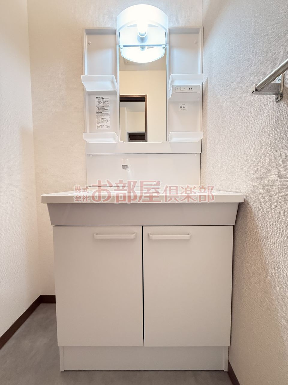 ロックフィル日ノ出の洗面所|明るい洗面所です