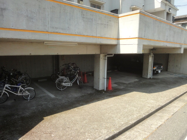 メゾン・オークのその他共用部分|★１階ガレージ＆自転車駐輪場で雨が降っても安心です♪