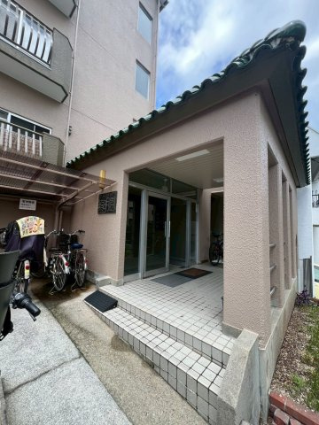 グリーンハイツ紫明園のエントランス