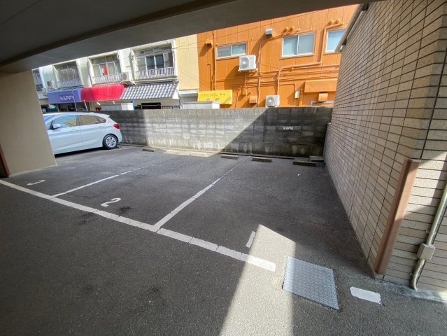ルグラン服部の駐車場