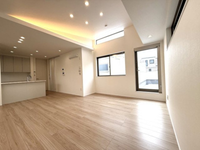 【居間・リビング】 | 【仲介手数料２９０万円が無料！】■プレミアムデザイナーズハウス■豪徳寺駅１４分■上町駅５分 | 決算特別キャンペーン！
家計応援サービスの限界に挑戦中！
「物件概要」の「諸費用」欄をご覧下さい！
■豪徳寺１４分
■上町５分
■ホテルのようなプレミアム仕様
■リビング天井が吹抜け
■内覧可能