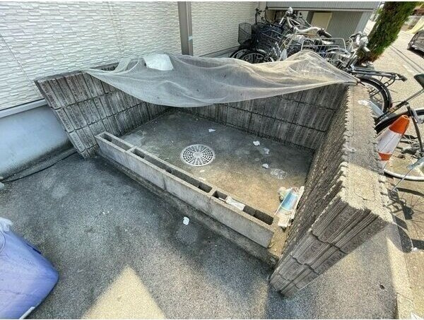 ドヌールⅤ 草薙のエントランス