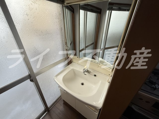 深野5丁目テラスの独立洗面台|朝の身支度には欠かせない独立洗面化粧台