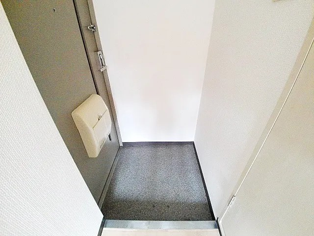 SES本山ハイツの玄関