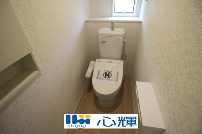 【トイレ】 | クレイドルガーデン宇部市西岐波第９（２号棟） | いつまでも清潔な空間であって頂けますように、汚れをふき取り易いフロアと壁紙をチョイス致しました。