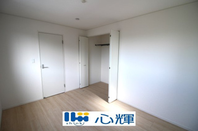 【洋室】 | クレイドルガーデン宇部市西岐波第９（２号棟） | 明るさを基調とした部屋は、光を反射するので部屋を明るく美しく見せる効果もあります。