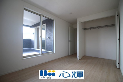 【洋室】 | クレイドルガーデン宇部市西岐波第９（２号棟） | 沢山の陽の光が入る明るい室内。収納たっぷりなのでお荷物の多いご家庭でもすっきりと収納出来ます。