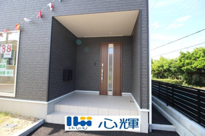 【玄関】 | クレイドルガーデン宇部市西岐波第９（２号棟） | 家の顔となる玄関。 ゲストを迎え入れても安心の空間です。