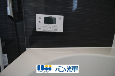 【設備】 | クレイドルガーデン宇部市西岐波第９（２号棟） | 浴室内の給湯器リモコンです。直感的にわかるパネル設計なので操作も簡単です。