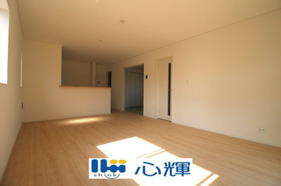【居間・リビング】 | クレイドルガーデン宇部市西岐波第９（２号棟） | 家族の笑顔が集まる空間。居室のサッシはペアガラスを採用、高い断熱性による省エネと結露対策に有効です。