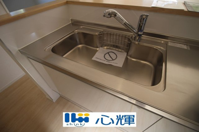 【キッチン】 | クレイドルガーデン宇部市西岐波第９（２号棟） | 浄水器付きです。水栓は先端が引き出せるのでシンクの隅々まで水が届きます。



