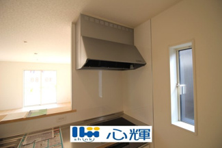 【キッチン】 | クレイドルガーデン宇部市西岐波第９（２号棟） | 最新タイプのレンジフードは吸引性能も良好！お手入れもカンタンです。
