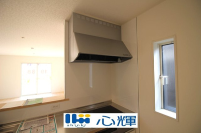 【キッチン】 | クレイドルガーデン宇部市西岐波第９（２号棟） | 最新タイプのレンジフードは吸引性能も良好！お手入れもカンタンです。
