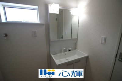 【独立洗面台】 | クレイドルガーデン宇部市西岐波第９（２号棟） | 平日の朝であっても落ち着きと寛ぎを感じられ、スムーズに身支度が完了します。