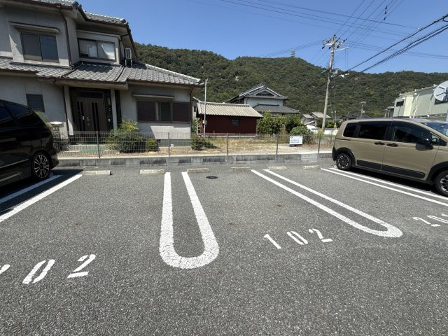 シャーメゾン八幡の駐車場