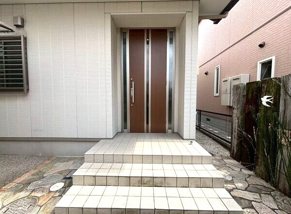 レントハウス社台のエントランス