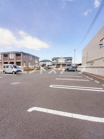 ローリエ伊勢崎亭Ⅱの駐車場|高崎、前橋のお部屋探しはエンドスケープまで！お客様の理想お聞かせ下さい♪