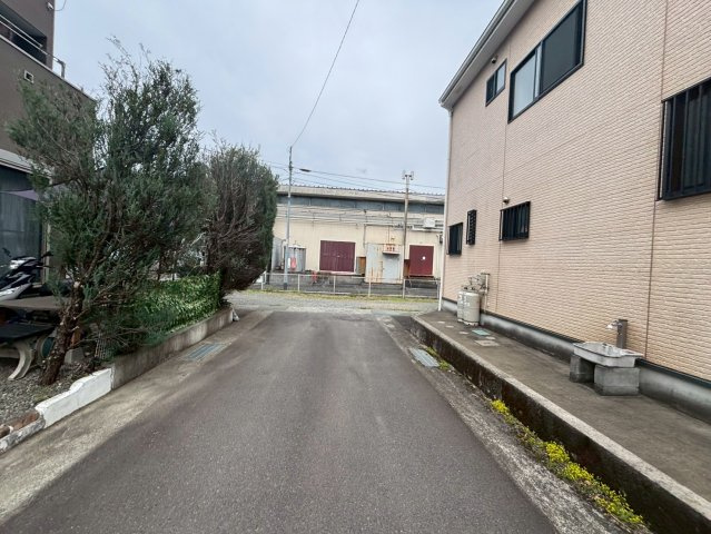 【前面道路含む現地写真】 | 南足柄市中沼　家庭菜園可能　3DK