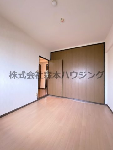 【洋室】 | 　ヴィルヌーブエスト | 広々とした洋室です