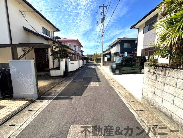 別府町の中古のおうち　松山市別府町中古戸建の前面道路含む現地写真|前面道路含む現地写真です