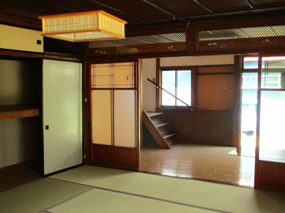 【居間・リビング】 | 本町通二丁目貸家 | こちらのリビングで趣味の時間をお楽しみください