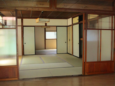 【居間・リビング】 | 本町通二丁目貸家 | ゆったりとしたリビングです