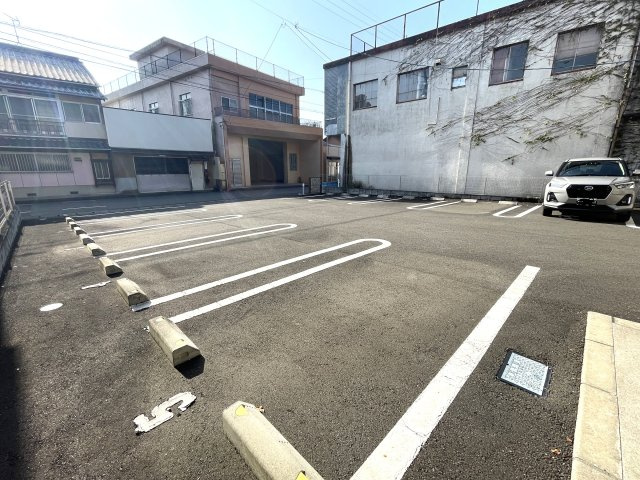 エスト出町の駐車場
