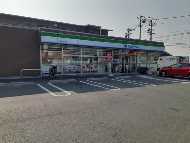 エリザの周辺|ファミリーマートまで550m
