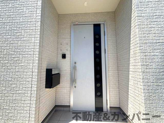 北斎院町の中古のおうち　松山市北斎院町中古戸建の玄関|明るい玄関です
