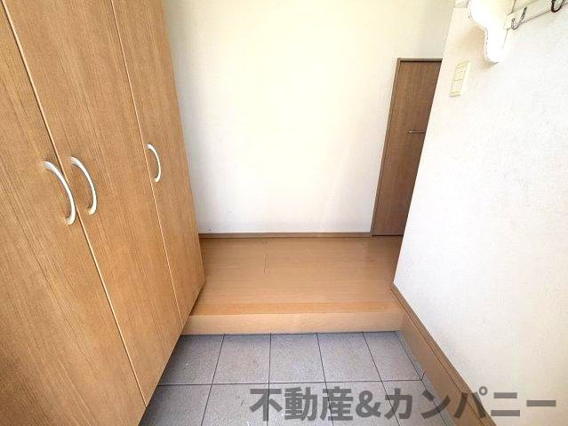 北斎院町の中古のおうち　松山市北斎院町中古戸建の玄関|明るい玄関です
