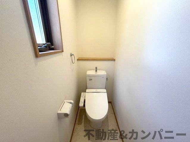 北斎院町の中古のおうち　松山市北斎院町中古戸建のトイレ|背面収納があるトイレです
