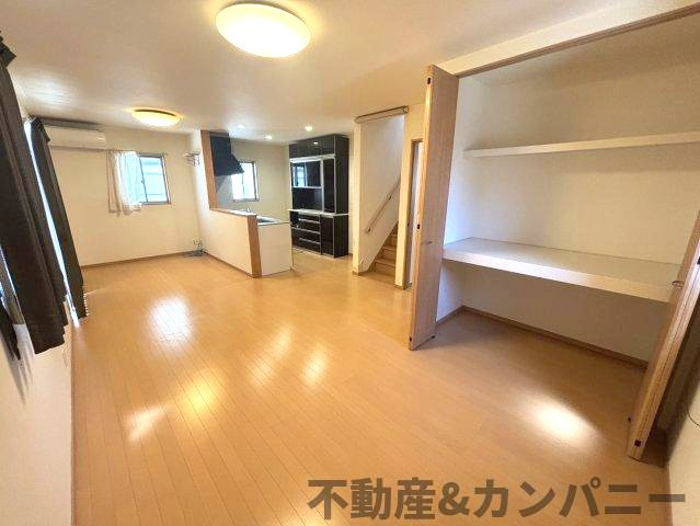 北斎院町の中古のおうち　松山市北斎院町中古戸建の居間・リビング|使いやすいリビングです
