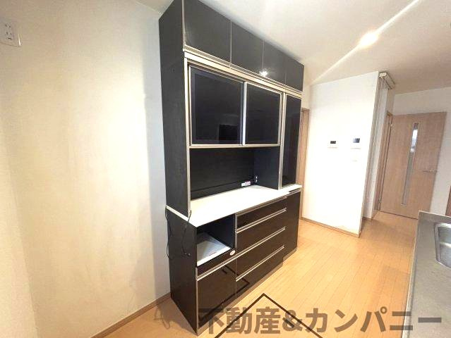 北斎院町の中古のおうち　松山市北斎院町中古戸建のキッチン|シックなデザインのカップボードです
