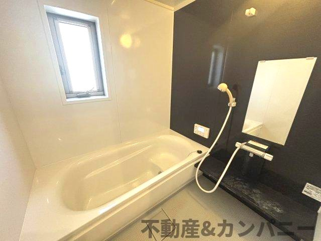北斎院町の中古のおうち　松山市北斎院町中古戸建の浴室|日々の疲れを癒すお風呂付です
