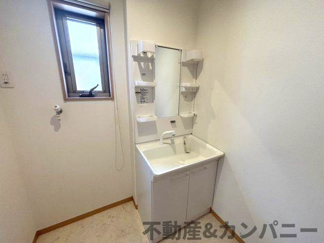 北斎院町の中古のおうち　松山市北斎院町中古戸建の独立洗面台|使いやすい独立洗面台です
