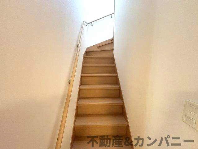 北斎院町の中古のおうち　松山市北斎院町中古戸建のその他|手すり付き階段です
