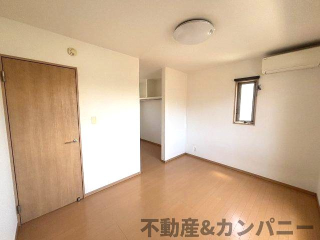 北斎院町の中古のおうち　松山市北斎院町中古戸建の洋室|エアコン付き個人の部屋や寝室として使える洋室です
