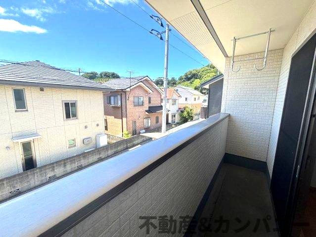 北斎院町の中古のおうち　松山市北斎院町中古戸建のバルコニー|暖かな日差しのふりそそぐバルコニー
